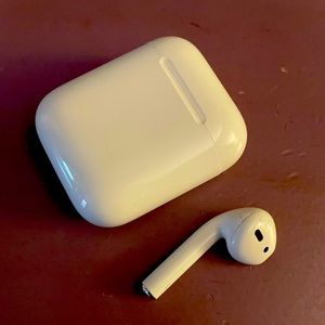 Left AirPod, with or without case, two available. Second generation. Perfect.